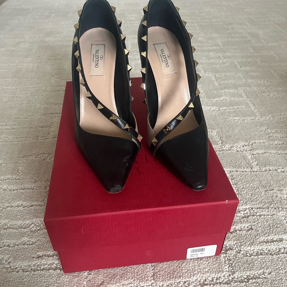 Valentino Garavani Rockstud black heel